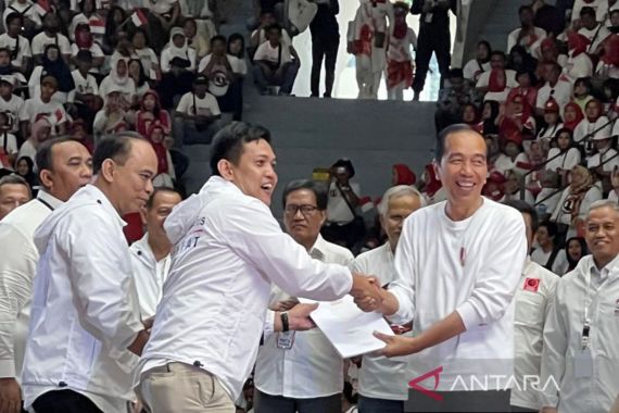 Jokowi Terima Daftar Capres Hasil Musra Sukarelawannya, Ini Namanya - JPNN.COM
