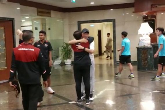 Shin Tae Yong Peluk Indra Sjafri Seusai Timnas U-22 Indonesia Kalahkan Vietnam - JPNN.COM