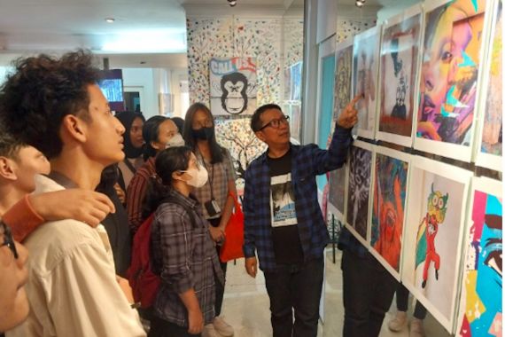 Hasiholan Siahaan Mengabadikan Suara Kritis Mural Lewat Karya Fotografi - JPNN.COM