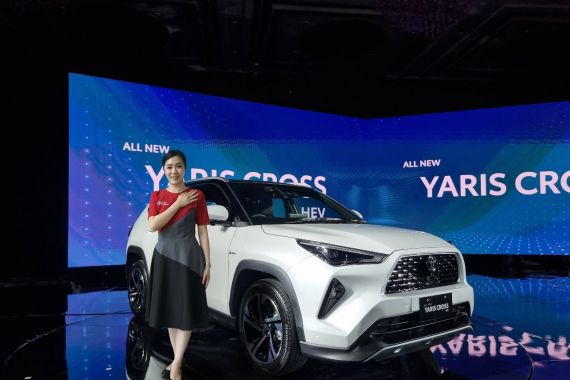 Toyota Meluncurkan Yaris Cross, Ada Varian Hybrid, Cek Harganya di Sini - JPNN.COM