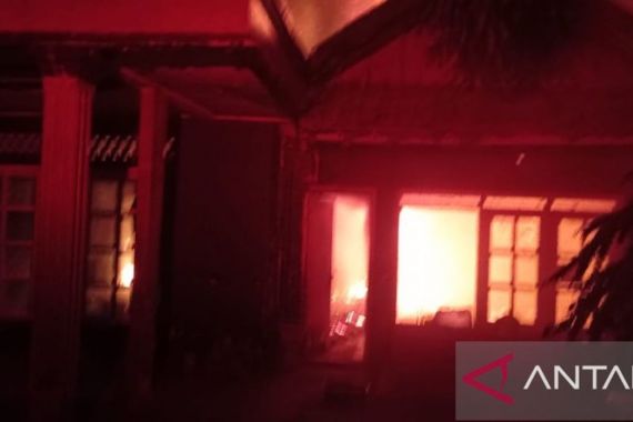 Kebakaran Rumah di Kramat Jati, 1 Orang Meninggal Dunia - JPNN.COM