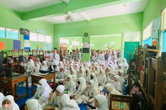 Pelajar Madrasah Ibtidaiah di Bogor Diajak Kenali dan Hentikan Cyberbullying - JPNN.COM