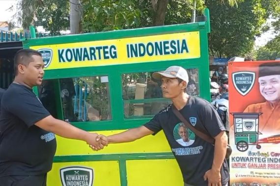 Kowarteg Dukung Ganjar Berikan Gerobak Usaha Untuk PKL di Jakut - JPNN.COM