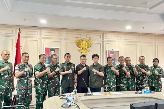 Pengusaha Tangerang Dukung Pasukan TNI dengan Cairan Pengendali Nyamuk Malaria - JPNN.COM