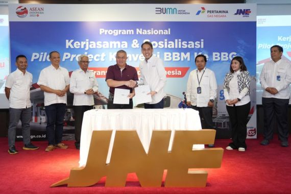 Konversi BBG untuk Efisiensi Kendaraan Logistik, PGN Gandeng JNE - JPNN.COM