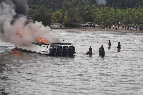 Speedboat Operasional Bupati Teluk Wondama Terbakar, 1 Orang Tewas - JPNN.COM