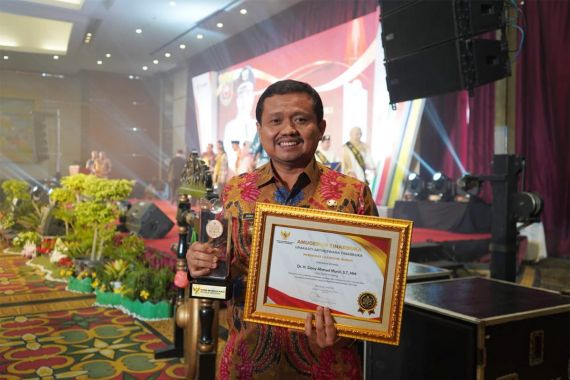 Bupati Sumedang Dony Ahmad Munir Juara Keterbukaan Informasi Publik 2023 - JPNN.COM