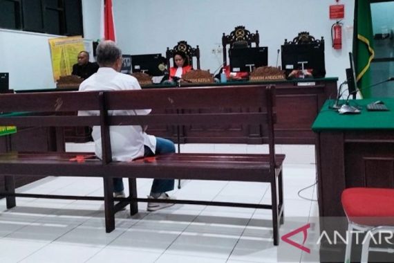 Jaksa Tuntut Kepala Satpol PP SBT 8 Tahun Penjara - JPNN.COM
