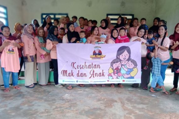 Peduli Kesehatan, Mak Ganjar Menggelar Posyandu di Lampung Timur - JPNN.COM