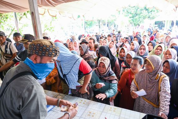 Ratusan Paket Sembako Murah dari Sukarelawan Sandiaga Diserbu Warga Karawang - JPNN.COM