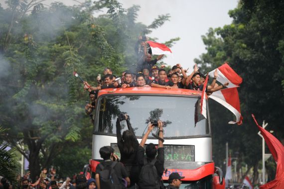 Ikuti Kirab Juara SEA Games 2023, Menpora Dito Ariotedjo Satu Bus dengan Erick Thohir dan Timnas U-22 - JPNN.COM