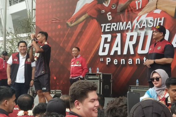 Erick Thohir Bicara Revolusi Mental saat Arak-arakan Timnas U-22 Indonesia Juara SEA Games 2023 - JPNN.COM