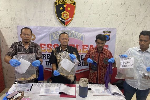 Polisi Tangkap Pelaku yang Mengubur 1 Kg Emas Curian di Kalsel - JPNN.COM