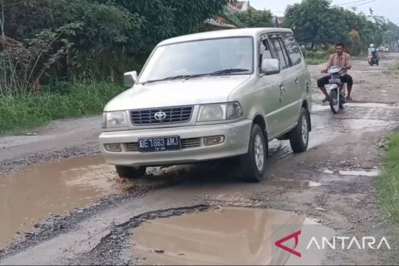 Jalan di Palas Lampung Selatan Rusak Parah, Pemda ke Mana? - JPNN.COM