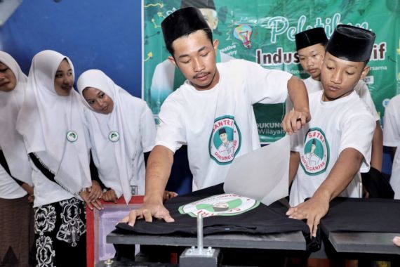 Sukarelawan Ganjar Tingkatkan Kualitas Santri Untuk jadi Pelaku Industri Kreatif - JPNN.COM