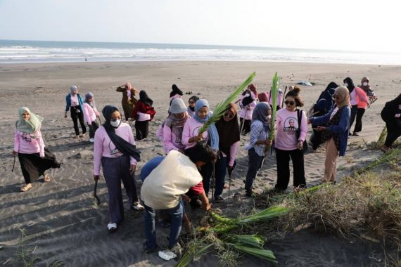Bergerak ke Bantul, Srikandi Ganjar DIY Tanam Pandan Laut & Bersih-Bersih Pantai - JPNN.COM