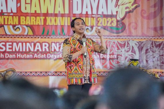 Raja Antoni Serahkan Langsung Sertifikat Wakaf Warga Pontianak - JPNN.COM