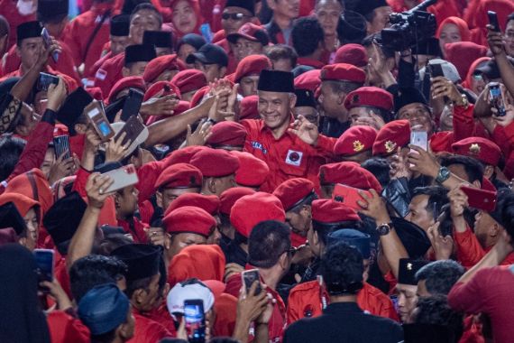 Ganjar kepada Para Sukarelawannya: Tetap Jaga Adab dan Jangan Mem-Bully - JPNN.COM