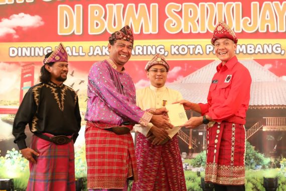 Ganjar Pranowo Resmi jadi Keluarga Kesultanan Palembang Darussalam - JPNN.COM