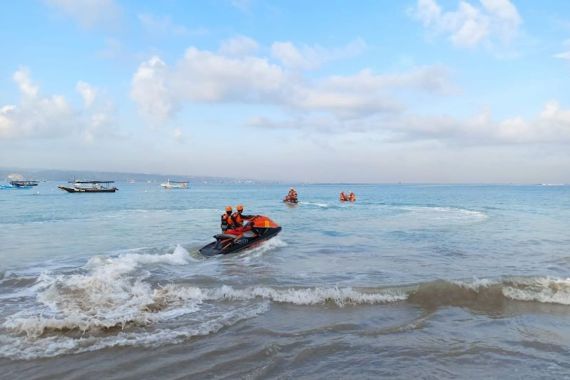 4 Wisatawan Terseret Ombak di Pantai Petitenget, 3 Selamat, 1 Masih Hilang - JPNN.COM