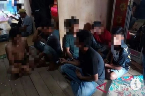 Sedang Asyik Berpesta Sabu-Sabu, 4 Pemuda Ini Ditangkap Polisi, Sebegini Barang Buktinya - JPNN.COM