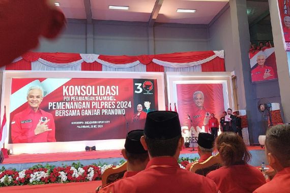 Hadiri Konsolidasi di GOR Dempo, Ganjar Disambut Meriah Kader PDIP - JPNN.COM