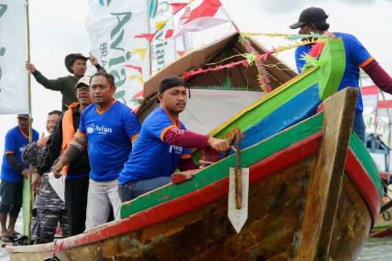 Lestarikan Budaya Petik Laut, Avian Mengecat Ulang 500 Perahu Nelayan - JPNN.COM