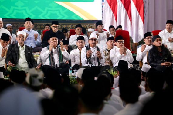 Seusai Memuji Prabowo saat Istigasah di Jombang, Gus Imin Teringat Kata Gus Dur - JPNN.COM