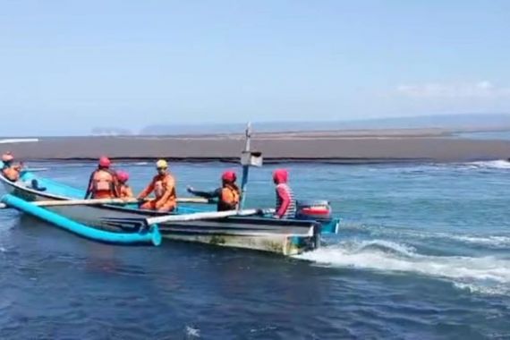 Perahu Nelayan Diterjang Ombak di Pantai Cemara, Dua Orang Hilang - JPNN.COM
