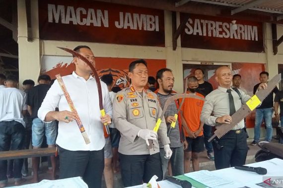 Saling Ejek di Medsos, Lalu Tawuran, Belasan Remaja Ditangkap, Senjatanya Mengerikan - JPNN.COM