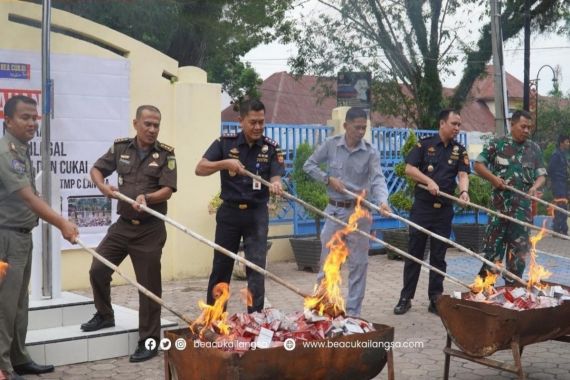 Lindungi Masyarakat, Bea Cukai Langsa Musnahkan Puluhan Ribu Batang Rokok Ilegal - JPNN.COM