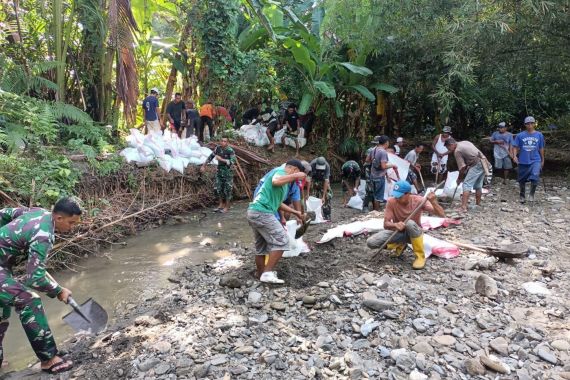 Cegah Banjir, Satgas Yonarmed 1 Kostrad Bantu Warga Membuat Tanggul Sungai - JPNN.COM