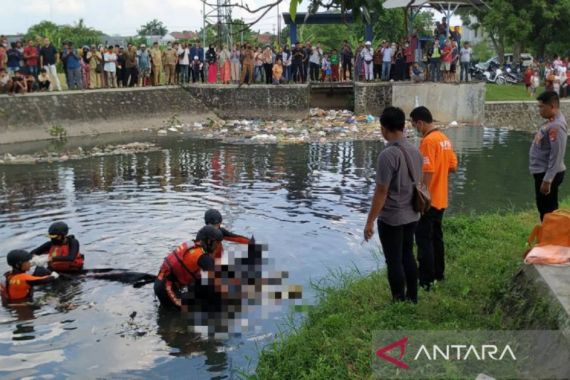 Mayat Pria Tanpa Identitas Mengapung di Sungai - JPNN.COM