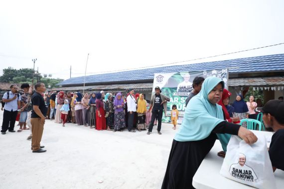 500 Paket Sembako dari Gardu Ganjar Diserbu Warga Tangerang - JPNN.COM
