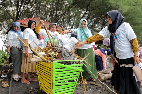 Nelayan Pendukung Ganjar Gelar Bersih-Bersih Pantai di Banyuwangi - JPNN.COM