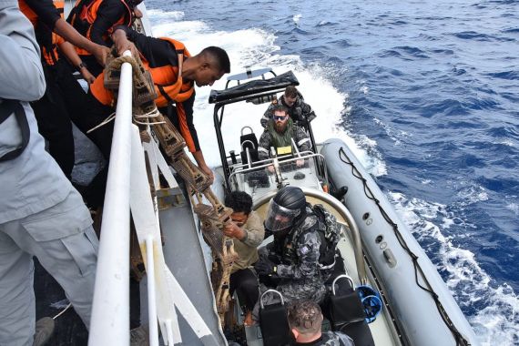 Bakamla RI Evakuasi Korban Kecelakaan 2 Kapal di Laut Timor - JPNN.COM