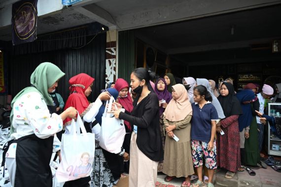 Ratusan Warga Bogor Menyerbu Bazar Sembako Murah yang Diadakan UMKM Sahabat Sandi - JPNN.COM