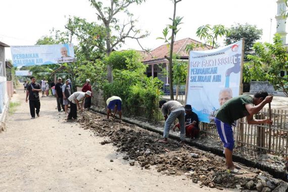 Ganjar Muda Padjajaran dan Warga Kompak Benahi Saluran Air Rusak di Subang - JPNN.COM