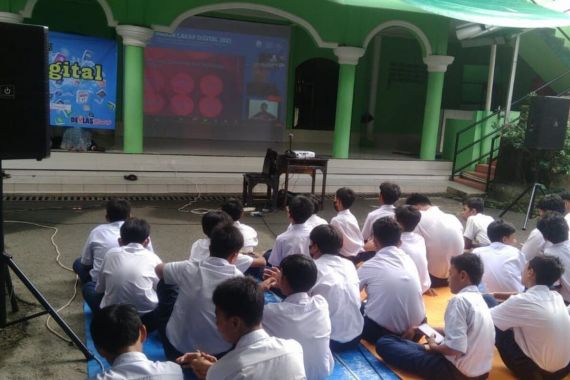 Hadapi Tantangan Era Digital, Siswa di Depok Diajak Cakap Bermedsos - JPNN.COM