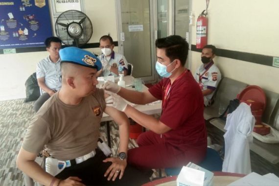 Ribuan Anggota Polri Disuntik Vaksin Influenza di Palembang - JPNN.COM