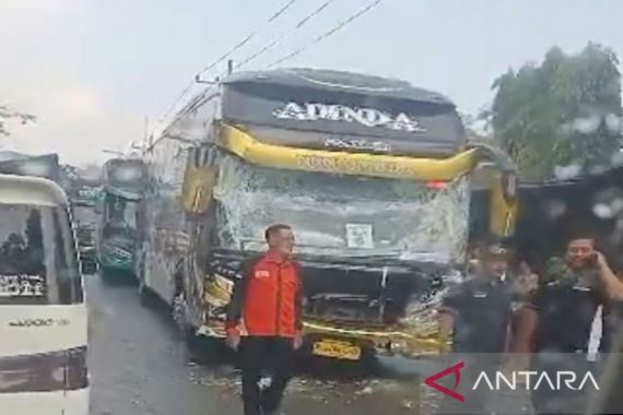 Bus Rombongan Jemaah Calon Haji asal Pamekasan Kecelakaan di Bangkalan - JPNN.COM