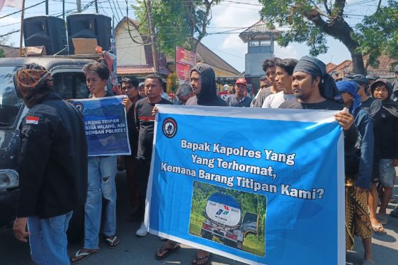 Protes Hilangnya Barang Bukti Mobil Tangki, Laskar Mandalika Demo di Polres Lombok Tengah - JPNN.COM