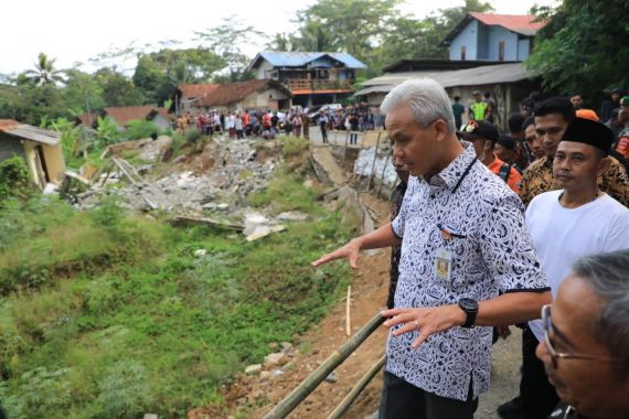 Ganjar Siapkan Anggaran Darurat untuk Perbaiki Jalur Alternatif Banjarnegara-Kebumen - JPNN.COM