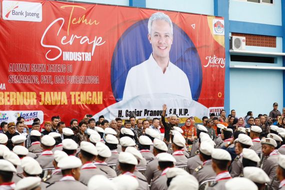 Ganjar Sukses Wisuda 1.837 Lulusan Melalui Program SMKN Jateng Sejak 2014 - JPNN.COM