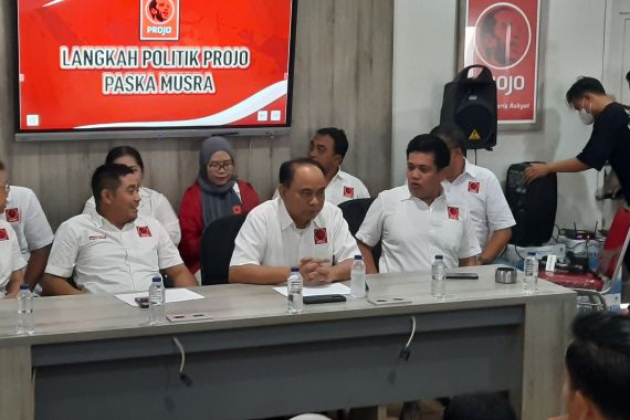 Projo Sebut Jokowi Masih Berupaya Satukan Prabowo dan Ganjar - JPNN.COM