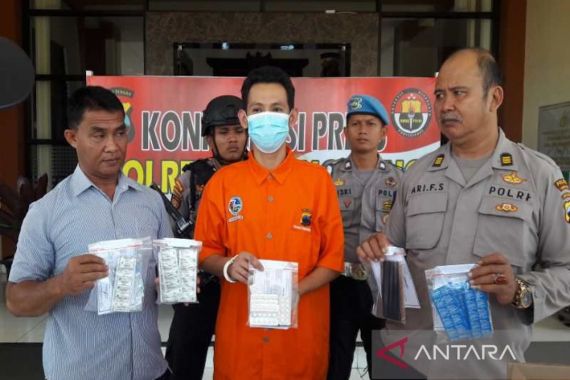 Polisi Bongkar Peredaran Obat Terlarang di Temanggung, 1 Tersangka Dibekuk, Sebegini Barang Buktinya - JPNN.COM