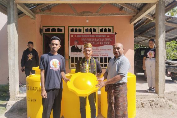 Ganjar Milenial Beri Bantuan Penampungan Air Bersih Untuk Warga Desa Noemeto - JPNN.COM