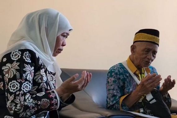 Khofifah Menemui Harun Calon Haji Tertua RI Berusia 119 Tahun: Mohon Doanya untuk Jawa Timur - JPNN.COM