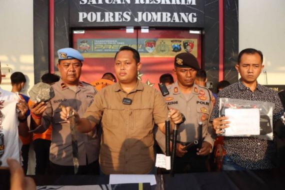 Ratusan Pesilat Berbuat Rusuh, Tabrak dan Aniaya Polisi - JPNN.COM