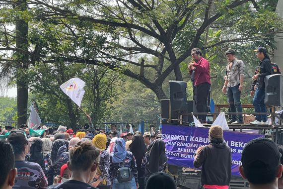 Demo di Depan Kantor Bupati, Warga Bekasi Menuntut Dani Ramdani Angkat Kaki - JPNN.COM